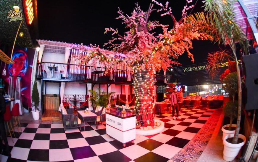 Guide to the Top 16 Bars in Noida with Dance Floors for an Epic Night Out